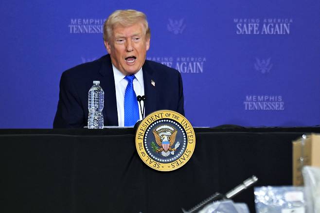 도널드 트럼프 대통령이 23일(현지시간) 테네시주 멤피스에 있는 테네시 공군 주방위군 기지에서 열린 ‘멤피스 안전 태스크포스 원탁회의’에서 연설하고 있다. [AP]