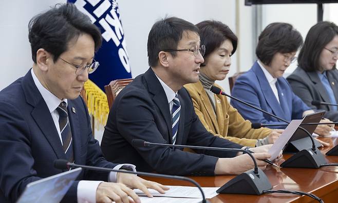 한병도(왼쪽에서 두번째) 더불어민주당 원내대표가 24일 국회에서 열린 원내대책회의에서 발언하고 있다. [연합]