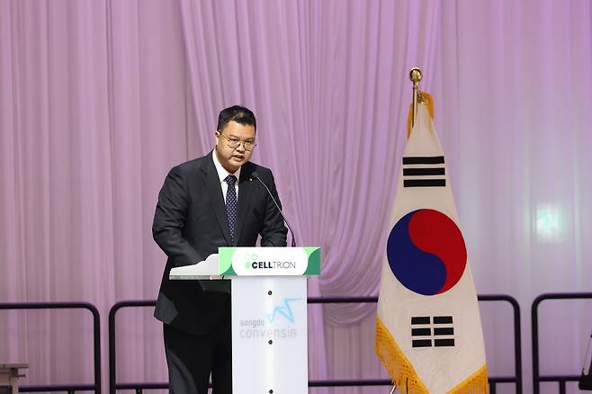 서진석 셀트리온 대표가 24일 인천 송도컨벤시아에서 열린 셀트리온 정기주주총회에서 보고하고 있다. [셀트리온 제공]