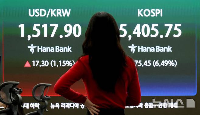 [서울=뉴시스] 김진아 기자 = 코스피 중동 전쟁 확전 공포에 5400선까지 하락한 23일 서울 중구 하나은행 딜링룸에서 딜러들이 업무를 보고 있다. 코스피는 전 거래일(5781.20)보다 375.45포인트(6.49%) 내린 5405.75에, 코스닥 지수는 전 거래일(1161.52)보다 64.63포인트(5.56%) 하락한 1096.89에 거래를 마쳤다. 서울 외환시장에서 원·달러 환율은 전 거래일(1500.6원)보다 16.7원 오른 1517.3원에 주간 거래를 마감했다. 2026.03.23. bluesoda@newsis.com