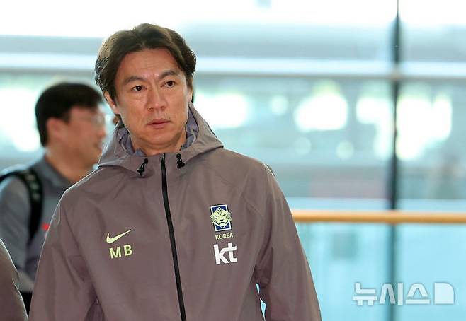 [인천공항=뉴시스] 이영환 기자 = 홍명보 축구대표팀 감독이 23일 오전 인천국제공항 제2여객터미널을 통해 런던으로 출국하고 있다.FIFA 랭킹 22위 한국은 오는 28일 오후 11시 영국 밀턴케인스의 스타디움 MK에서 '아프리카 강호' 코트디부아르(37위)와 3월 A매치 첫 경기를 치르고 이후 오스트리아 빈으로 이동, 4월1일 오전 3시45분 에른스트 하펠 스타디온에서 '유럽 복병' 오스트리아(24위)와 격돌한다.2026.03.23. 20hwan@newsis.com