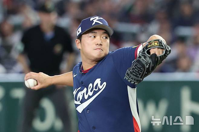 [도쿄=뉴시스] 권창회 기자 = 7일 일본 도쿄돔에서 열린 2026 WBC 조별리그 C조 2차전 한국과 일본의 경기, 6회말 한국 고우석이 역투하고 있다.  2026.03.07. kch0523@newsis.com
