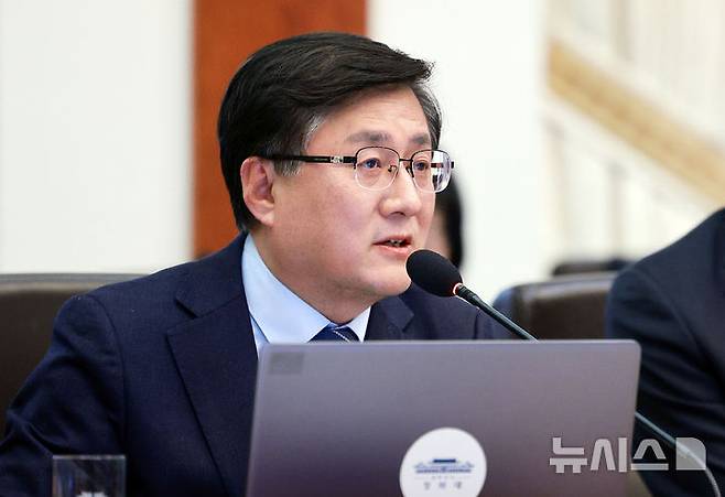 [서울=뉴시스] 고범준 기자 = 김성환 기후에너지환경부 장관이 3일 청와대에서 열린 국무회의에서 발언하고 있다. 2026.02.03. bjko@newsis.com