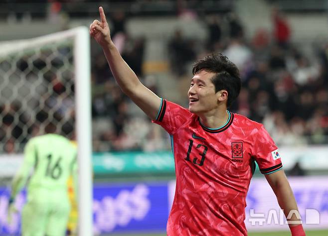 [서울=뉴시스] 황준선 기자 = 18일 오후 서울 마포구 서울월드컵경기장에서 열린 축구 국가대표팀 평가전 대한민국과 가나의 경기, 후반 한국 이태석이 팀의 첫번째 골을 넣은 뒤 세리머니 하고 있다. 2025.11.18. hwang@newsis.com