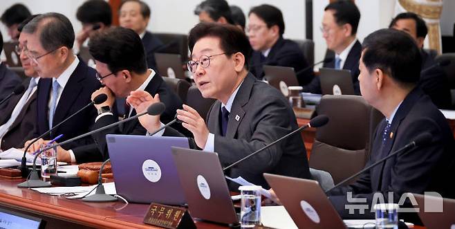 [서울=뉴시스] 최동준 기자 = 이재명 대통령이 24일 청와대에서 열린 국무회의에서 발언하고 있다. 2026.03.24. photocdj@newsis.com