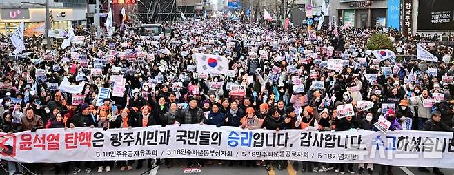 [광주=뉴시스] 윤석열 대통령 탄핵소추안 2차 표결이 이뤄지는 지난 2024년 12월14일 오후 광주 동구 금남로 '제6차 광주시민 총궐기대회'에 참가한 시민들이 탄핵안 가결 소식이 전해지자 기뻐하고 있다. (사진=뉴시스 DB). photo@newsis.com