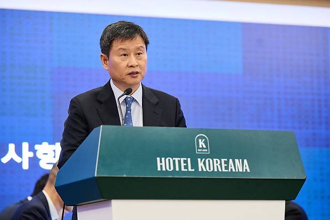 [서울=뉴시스] 박기덕 고려아연 이사회 의장이 24일 서울 코리아나호텔에서 열린 정기 주주총회를 진행하는 모습. (사진=고려아연) 2026.03.24&nbsp;photo@newsis.com &nbsp;*재판매 및 &nbsp;DB &nbsp;금지 *재판매 및 DB 금지