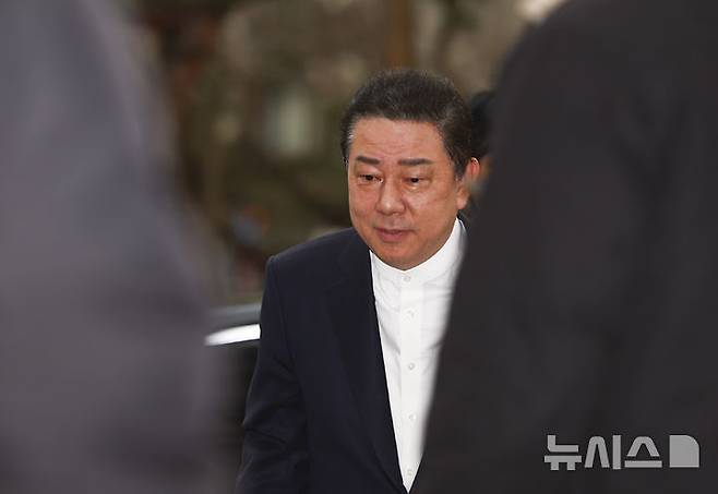 [서울=뉴시스] 김근수 기자 = 정치자금 수수와 차남 취업 특혜 등 13개 의혹이 제기된 김병기 무소속 의원에 대한 경찰 수사가 6개월째 지지부진한 가운데, 김 의원이 입원 치료를 받고 있는 것으로 확인되면서 수사 장기화 우려가 커지고 있다. 사진은 김 의원이 지난 11일 오전 서울 마포구 공공범죄수사대에서 열린 3차 피의자 조사에 출석하는 모습. 2026.03.24. ks@naver.com