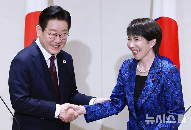 [나라=뉴시스] 고범준 기자 = 이재명 대통령과 다카이치 사나에 일본 총리가 지난해 1월 나라현 회담장에서 한일 공동언론발표를 마친 뒤 악수하고 있다. 한일 관계에 대해서는 중요성이 커지고 있다고 진단했다. 2026.03.24. bjko@mewsis.com