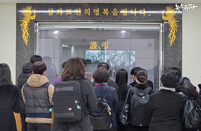 지난 19일, 경기도 용인 평온의 숲에서 뚜안 씨의 화장이 치러졌다. 뚜안 씨의 친척과 친구, 이주노동단체 활동가들이 화장터에 모여 고인의 명복을 빌고 있다.