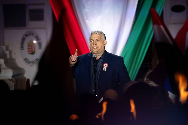 유세 나선 오르반 헝가리 총리 빅토르 오르반(Viktor Orban) 빅토르 오르반 헝가리 총리가 헝가리 카포슈바르에서 열린 선거 유세에서 연설하고 있다. (Denes Erdos/AP)