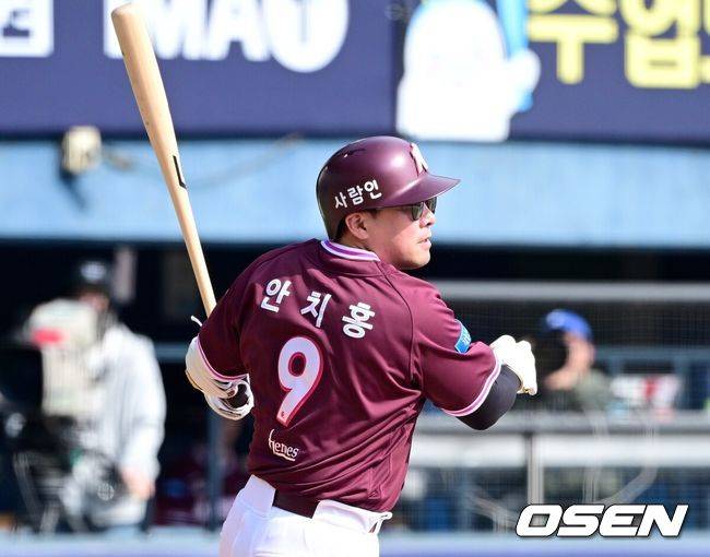 [OSEN=잠실, 최규한 기자] 23일 서울 잠실야구장에서 ‘2026 신한 SOL KBO리그’ LG 트윈스와 키움 히어로즈의 시범경기가 열렸다.홈팀 LG는 라클란 웰스, 방문팀 키움은 하영민을 선발로 내세웠다.7회초 2사 만루 상황 키움 안치홍이 달아나는 3타점 싹쓸이 2루타를 날리고 있다. 2026.03.23 / dreamer@osen.co.kr