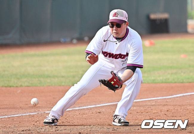 [OSEN=가오슝(대만), 이석우 기자] 프로야구 키움 히어로즈가 3일(한국시간) 대만 가오슝 국경칭푸야구장에 스프링캠프를 차리고 구슬땀을 흘렸다. 키움 안치홍이 3루에서 수비 훈련을 하고 있다. / foto0307@osen.co.kr