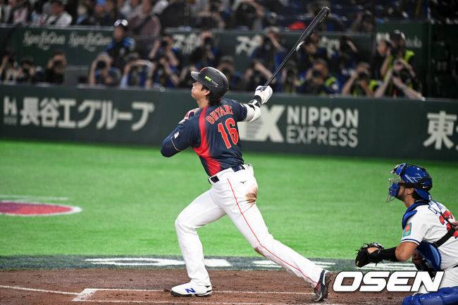 [OSEN=도쿄(일본), 손용호 기자] 6일 일본 도쿄돔에서 월드베이스볼클래식(WBC) 조별리그 C조 일본과 대만의 경기가&nbsp;열렸다.일본은 야마모토 요시노부, 대만은 쩡하오쥔을 선발로 내세웠다.2회초 1사 만루에서 일본 오타니 쇼헤이가 만루 홈런을 치고 세리머니를 하고 있다. 2026.03.06&nbsp;/spjj@osen.co.kr