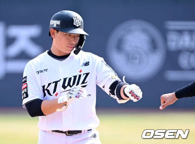 [OSEN=수원, 이대선 기자] 23일 경기도 수원 KT위즈파크에서 ‘2026 신한 SOL KBO리그’ 시범경기 KT 위즈와 두산 베어스의 경기가 열렸다.시범경기는&nbsp;오는 24일까지 각 팀당 12경기씩 총 60경기가 펼쳐진다.5회말 1사 1루에서 KT 이강민이 좌전 안타를 치고 환호하고 있다. 2026.03.23 / sunday@osen.co.kr