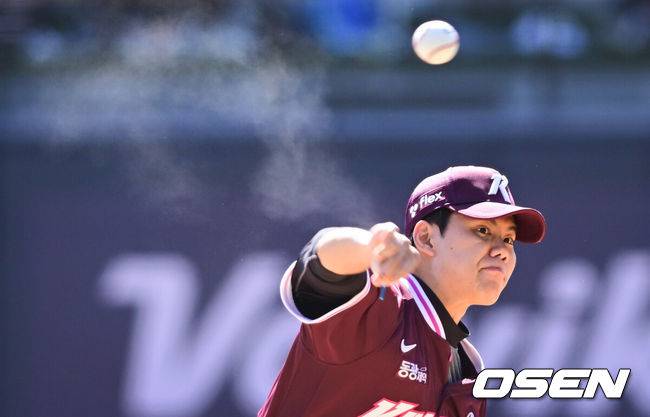 [OSEN=수원, 조은정 기자]19일 경기도 수원 KT위즈파크에서 ‘2026 신한 SOL KBO리그’ 시범경기 KT 위즈와 키움 히어로즈의 경기가 열렸다.KT는 선발 투수로 보쉴리를, 키움은 김윤하를 마운드에 올렸다.1회말 키움 김윤하가 역투하고 있다. 2026.03.19 /cej@osen.co.kr