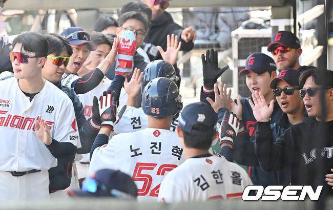 [OSEN=부산, 이석우 기자] 21일 부산 사직야구장에서 2026 신한 SOL KBO 리그 롯데 자이언츠와 한화 이글스의 시범경기가 열렸다. 홈팀 롯데는 로드리게스가, 방문팀 한화는 엄상백이 선발 출전했다.롯데 자이언츠 전준우와 노진혁이 6회말 2사 만루 손성빈의 우익수 앞 2타점 안타때 득점을 올리고 동료들과 하이파이브를 하고 있다. 2026.03.21 / foto0307@osen.co.kr