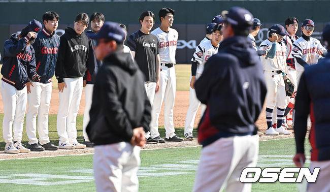 [OSEN=부산, 이석우 기자] 21일 부산 사직야구장에서 2026 신한 SOL KBO 리그 롯데 자이언츠와 한화 이글스의 시범경기가 열렸다. 홈팀 롯데는 로드리게스가, 방문팀 한화는 엄상백이 선발 출전했다.롯데 자이언츠 선수들이 12-6으로 승리한 후 팬들에게 인사를 하고 있다. 2026.03.21 / foto0307@osen.co.kr