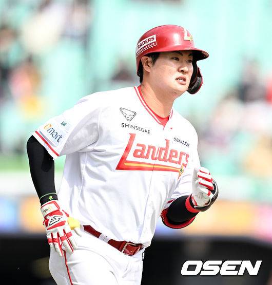 [OSEN=인천, 이대선 기자] 프로야구 SSG 랜더스가 화끈한 홈런쇼를 선보이며 시범경기 최종전을 마무리했다.&nbsp;SSG는 24일 인천 SSG랜더스필드에서 열린 ‘2026 신한은행 SOL Bank KBO리그’ 롯데 자이언츠와의 시범경기 최종전에서 6-3으로 승리했다.&nbsp;6회말 무사에서 SSG 고명준이 우월 솔로 홈런을 치고 그라운드를 돌고 있다. 2026.03.24 / sunday@osen.co.kr