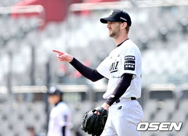 [OSEN=수원, 최규한 기자] 24일 경기도 수원 KT위즈파크에서 ‘2026 신한 SOL KBO리그’ KT 위즈와 두산 베어스의 시범경기가 열렸다.홈팀 KT는 케일럽 보쉴리, 방문팀 두산은 잭 로그를 선발로 내세웠다.2회초 무사 1루 상황 두산 박준순의 병살타 때 KT 선발 케일럽 보쉴리가 야수들을 향해 인사를 전하고 있다. 2026.03.24 / dreamer@osen.co.kr