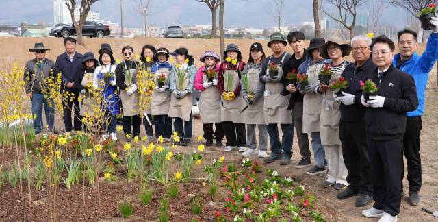 ▲시민과 함께하는 오래뜰정원 가꾸기. ⓒ춘천시