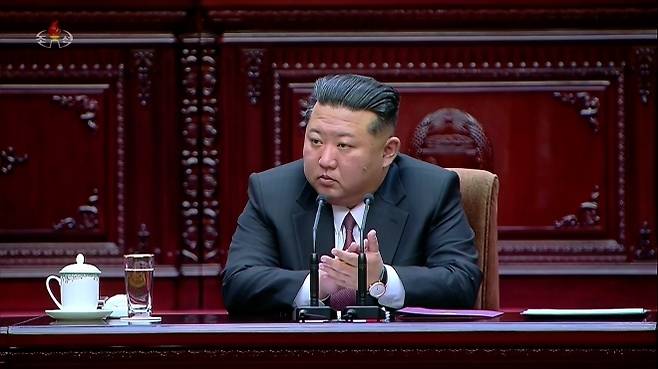 북한은 23일 평양에서 최고인민회의 제15기 제1차 회의를 열고 김정은을 국무위원장으로 재추대하고 조용원을 최고인민회의 의장으로 선출했다고 조선중앙TV가 보도했다. 조선중앙TV 화면 연합뉴스