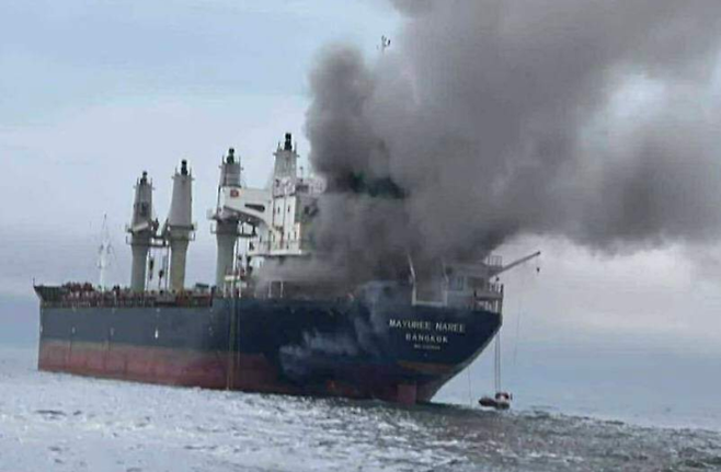 11일(현지시간) 호르무즈 해협에서 공격받은 태국 벌크선 ‘마유리 나리’호에서 연기가 피어오르고 있다. 2026.3.11 AP 연합뉴스(태국 해군 제공)
