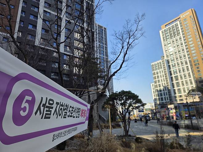 인천 검단신도시의 한 아파트 단지에 서울지하철 5호선 연장선의 예타 통과를 축하하는 플래카드가 내걸렸다. /박지우기자