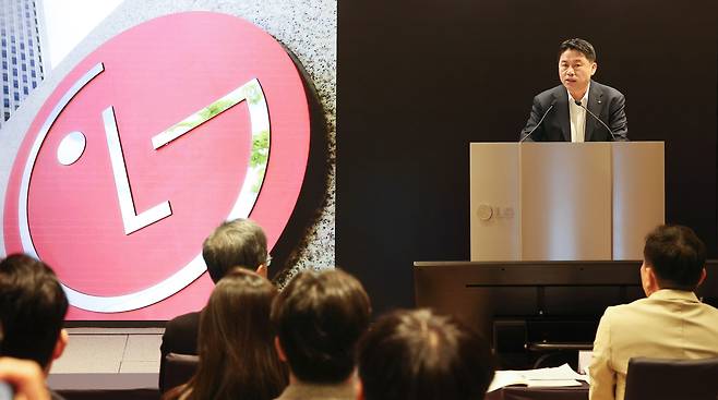 류재철 LG전자 신임 CEO 사장이 23일 서울 여의도 LG트윈타워에서 열린 제24기 정기주주총회에서 26년도 사업방향을 발표하고 있다. 연합뉴스