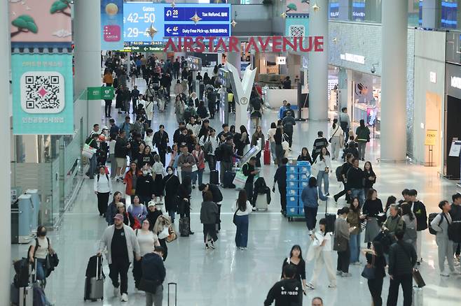 인천국제공항 제1여객터미널 내 여행객들 ⓒ연합뉴스