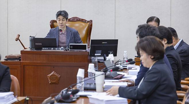 3월24일 국회에서 열린 국회 행정안전위원회 법안심사제1소위원회에서 위원장인 윤건영 더불어민주당 의원이 안건을 상정하고 있다. ⓒ연합뉴스