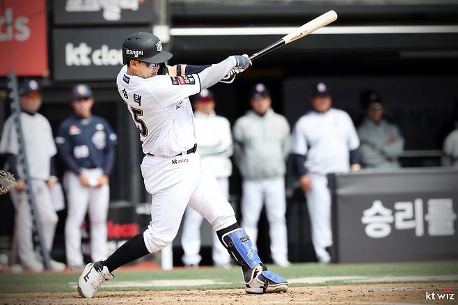 KT 한승택이 24일 수원KT위즈파크서 열린 두산과 시범경기서 홈런을 치고 있다. 사진제공｜KT 위즈