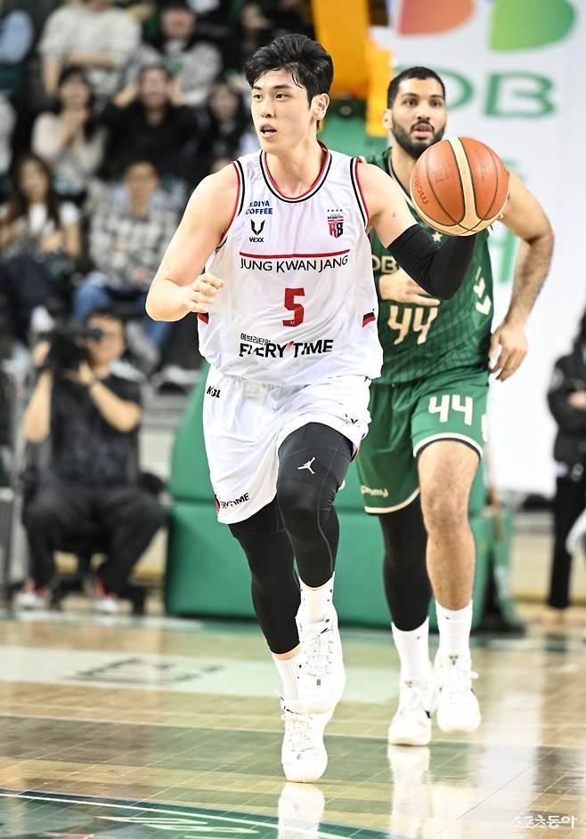 정관장 변준형이 24일 원주DB프로미아레나서 열린 DB전에서 드리블을 하고 있다. 사진제공｜KBL