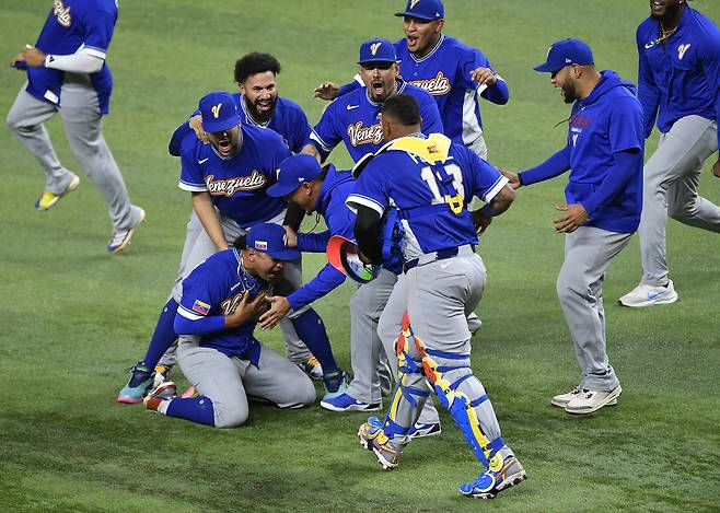 베네수엘라 야구 대표팀 선수들이 미국을 꺾고 WBC에서 우승한 뒤 기뻐하고 있다. UPI