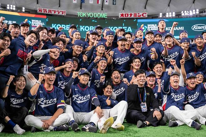 지난 9일 2026 월드베이스볼클래식(WBC) C조 경기에서 승리한 한국 대표팀 선수들이 일본 도쿄돔에서 기념 촬영을 하고 있다. AFP
