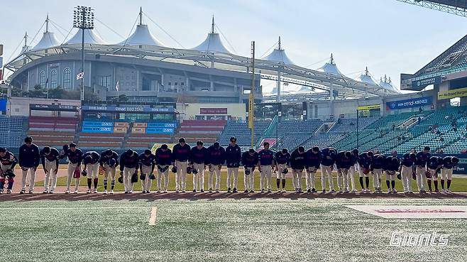 롯데 선수단이 23일 SSG와의 시범 경기를 마치고 관중석을 향해 인사하고 있다. 롯데자이언츠 제공