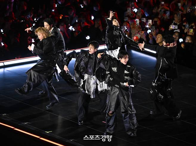 그룹 방탄소년단(BTS)이 21일 서울 광화문 광장에서 무료 복귀 공연 ‘BTS 컴백 라이브: 아리랑’(BTS THE COMEBACK LIVE | ARIRANG)을 무대를 펼치고 있다. 사진공동취재단