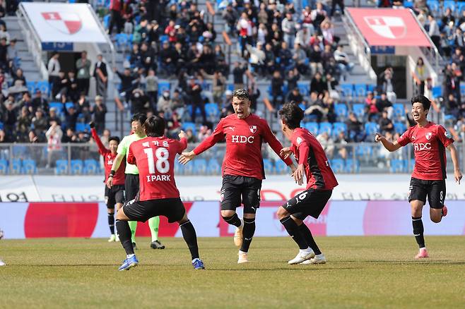 부산 크리스찬이 22일 대구FC전에서 골을 넣은 뒤 포효하고 있다. 부산 제공