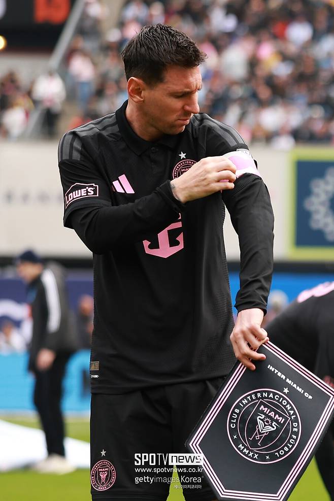 ▲ 라이벌 크리스티아누 호날두가 순위권 밖에서 주춤하는 사이 메시는 기록의 경계를 차례로 허물며 ‘프리킥 마스터’라는 별칭을 현실로 바꾸고 있다. 71골로 역대 축구선수 최다 프리킥 득점 2위에 올랐다.