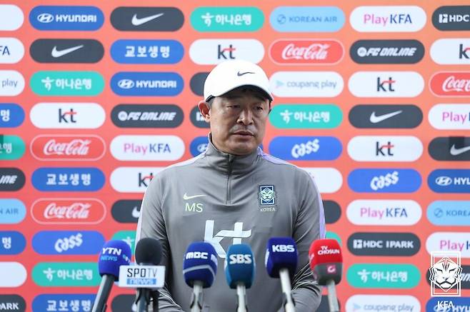 ▲ 비판 여론 속에서 가까스로 기회를 이어간 이민성 감독에게 이번 아시안게임은 최정예 승부수로 임할 계획이다. 아시안게임 4연속 금메달이라는 결실을 맺어야 재신임의 효과를 볼 수 있다. ⓒ대한축구협회