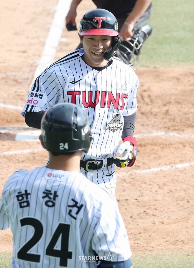 2026 신한 SOL Bank KBO리그 시범경기 LG 트윈스 대 키움 히어로즈 경기가 23일 서울 잠실야구장에서 열렸다.  LG 강민균이 7회말 2사에서 키움 투수 오석주를 상대로 송찬의에 이어 좌월 1점 홈런을 날리고 홈인하고 있다. /사진=김진경 대기자