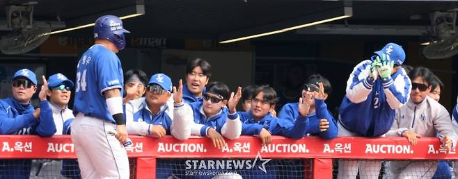 삼성 3번 최형우가 16일 인천SSG랜더스필드에서 열린 2026 프로야구 시범경기 SSG랜더스와 삼성라이온즈 경기 4회초 안타로 출루한 후 후속타때 득점하자 더그아웃의 후배들이 열렬히 환영하고 있다. 2026.03.16 /사진=강영조 선임기자