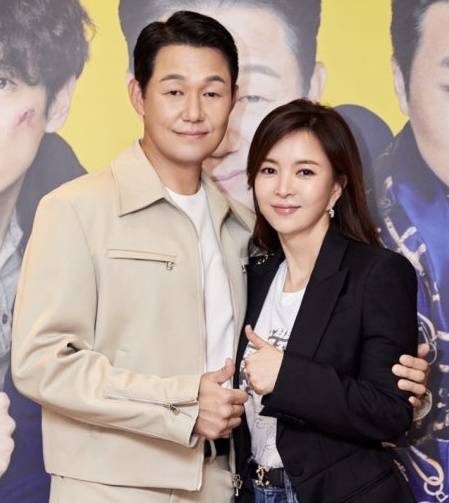 왼쪽부터 박성웅, 신은정 부부 /사진=씨제스스튜디오