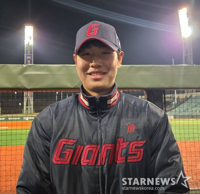 롯데 신동건이 지난 20일 울산 문수야구장에서 열린 2026 메디힐 KBO 퓨처스리그 개막전에서 울산 웨일즈 상대 승리 투수가 된 뒤 취재진과 인터뷰하고 있다. /사진=김동윤 기자