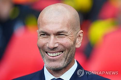 프랑스 매체 RMC 스포츠가 지난 23일(한국시간) 지단이 디디에 데샹의 후임으로 프랑스 축구 대표팀 감독으로 부임할 거라고 보도했다.지단은 2021년 여름 레알 마드리드 2기를 끝낸 뒤, 지금까지 휴식을 취하고 있다. 그는 레알에서만 두 차례 감독직을 맡았으며 여기에서 수많은 트로피를 들어 올렸다. 연합뉴스