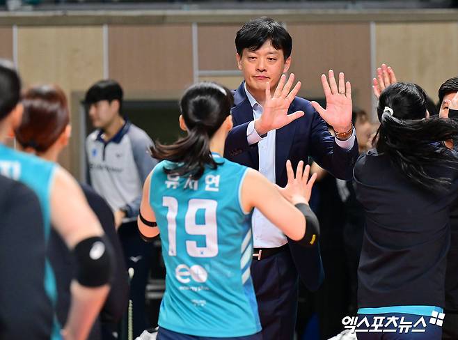6일 오후 서울 장충체육관에서 열린 '진에어 2025-2026 V-리그' GS칼텍스와 페퍼저축은행의 경기, GS칼텍스가 페퍼저축은행에 세트스코어 3:2(25-27 25-18 19-25 25-18 17-15)로 승리했다.  이날 경기에서 승리한 GS칼텍스 이영택 감독이 선수들과 하이파이브를 하고 있다. 엑스포츠뉴스 DB