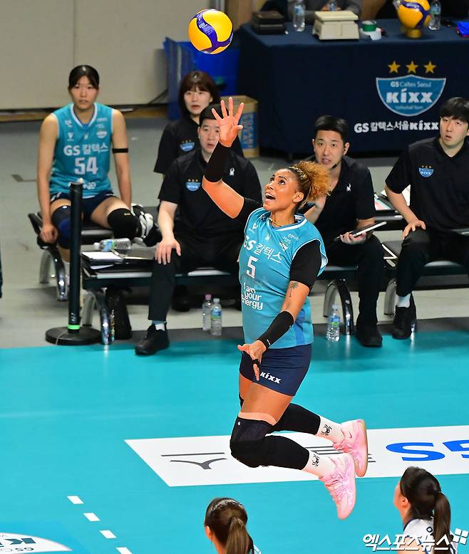 23일 오후 서울 장충체육관에서 열린 '진에어 2025-2026 V-리그' GS칼텍스와 한국도로공사의 경기, GS칼텍스 실바가 공격을 시도하고 있다. 엑스포츠뉴스 DB