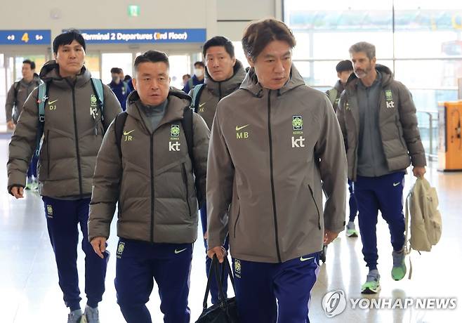 유럽원정 출국하는 홍명보 감독 (영종도=연합뉴스) 최재구 기자 = 유럽원정 2연전에 나서는 한국축구 국가대표팀의 홍명보 감독이 23일 인천국제공항을 통해 출국하고 있다. 2026.3.23 jjaeck9@yna.co.kr