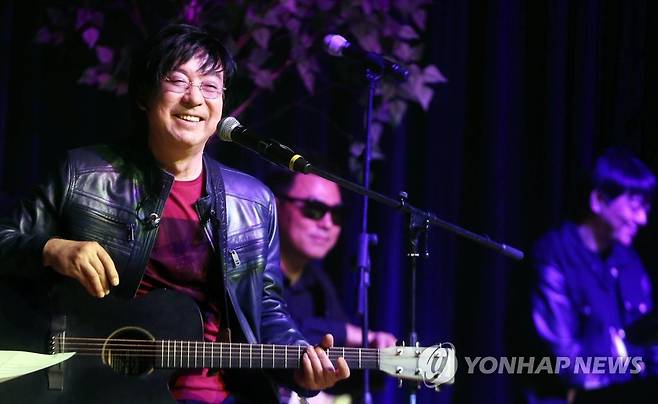 데뷔 40주년 콘서트 앞둔 윤수일밴드 (서울=연합뉴스) 김수진 기자 = 가수 윤수일이 14일 오후 서울 마포구 상암동 YTN공개홀에서 열린 '2016 윤수일밴드 40주년 콘서트' 기자간담회에서 질문에 답하고 있다. 이번 40주년 콘서트는 오는 4월 24일 홍은동 그랜드힐튼호텔 그랜드볼룸에서 개최한다. 2016.3.14 ksujin@yna.co.kr