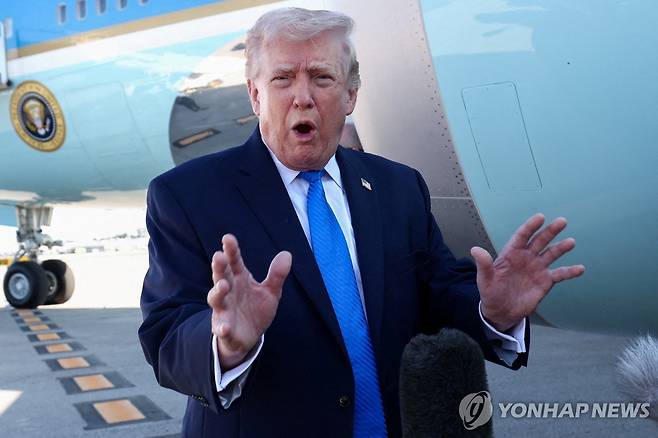 도널드 트럼프 미국 대통령 (웨스트팜비치 <미국 플로리다주> 로이터=연합뉴스) 2026년 3월 23일 미국 플로리다주 웨스트팜비치 공항에서 전용기 에어포스원에 탑승하기 직전 도널드 트럼프 미국 대통령이 기자들에게 말하고 있다. (REUTERS/Kevin Lamarque) 2026.3.24.